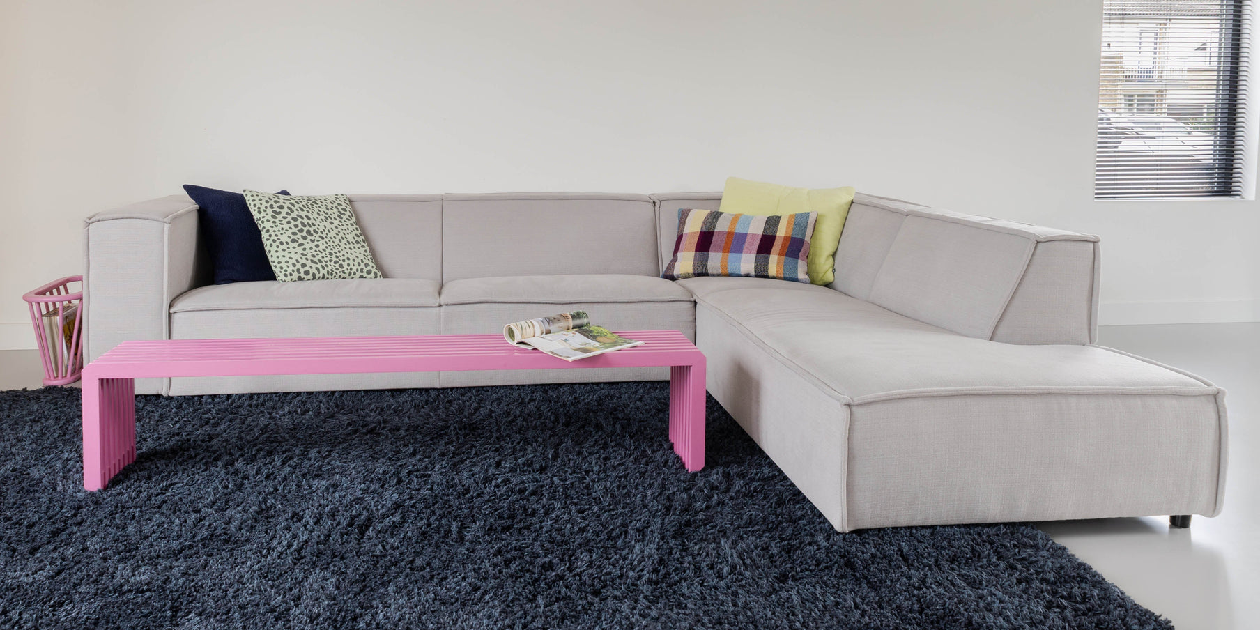 Binnenkijken in een kleurrijk interieur met rustige basis Binnenkijken in een kleurrijk interieur met rustige basis