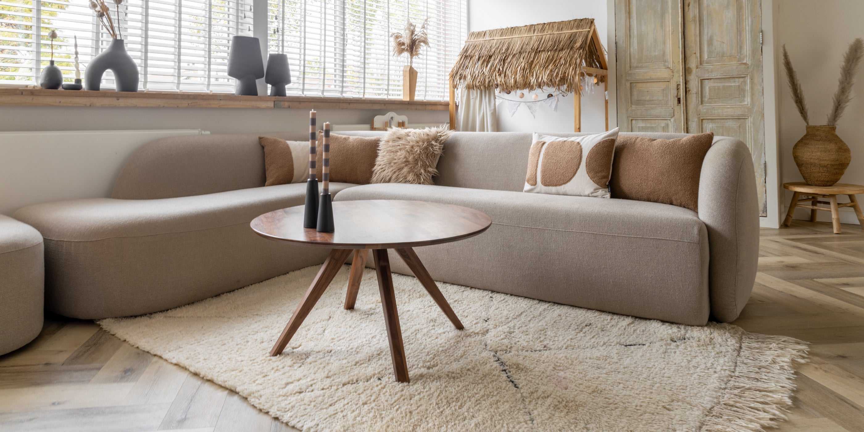 Organische vormen - hoekbank Nomi By SIDDE - Japandi interieur - Industrieel interieur - woonkamerinrichting met kinderen